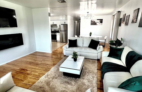 Ironbound District Apartment | Sleeps 10+. Close to NYC. Stylish 3-bedroom 2-bath unit. 8mins from EWR