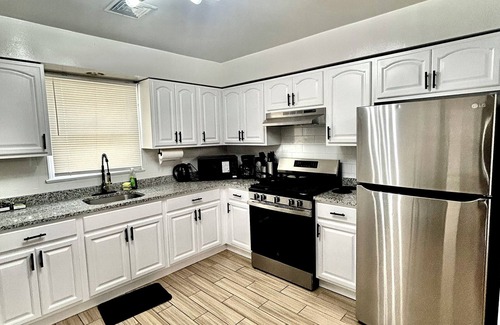 Ironbound District Apartment | Sleeps 10+. Close to NYC. Stylish 3-bedroom 2-bath unit. 8mins from EWR