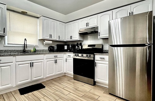 Ironbound District Apartment | Sleeps 10+. Close to NYC. Stylish 3-bedroom 2-bath unit. 8mins from EWR