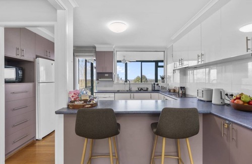 Kooringal House | Sleeps 10, Firepit, FREE Firewood