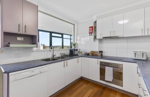 Kooringal House | Sleeps 10, Firepit, FREE Firewood