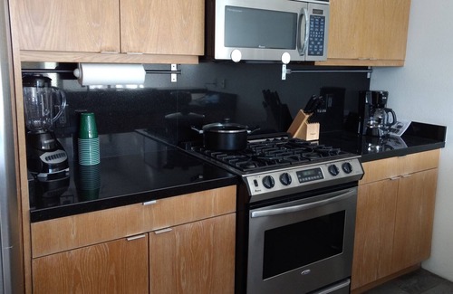 Baristo House | Sleeps 10-Pool, Hot Tub, Private Guest House, Parking, Walk To Town