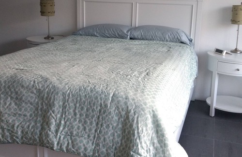 Baristo House | Sleeps 10-Pool, Hot Tub, Private Guest House, Parking, Walk To Town