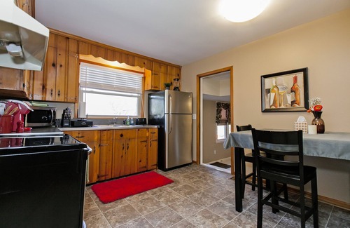 Sunset View House | *Sleeps 10/Spacious Midcentury Charmer! Minutes to Downtown/Opryland free Wifi*
