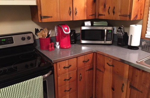 Sunset View House | *Sleeps 10/Spacious Midcentury Charmer! Minutes to Downtown/Opryland free Wifi*