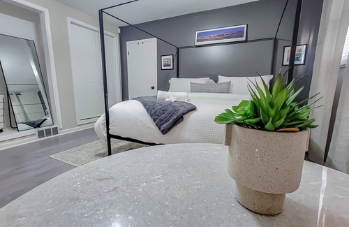 Jefferson Park House | Sleeps 10- Ultimate Family Haven