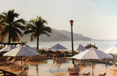 South Hotel Zone Villa | SLEEPS 10 VILLA. WALK TO WALMART. LOCAL BUS ACCESS STEPS AWAY.