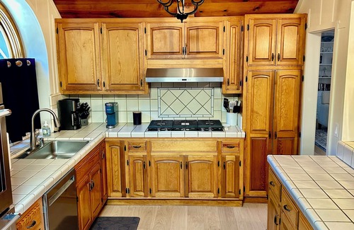 Northwest Carmel Cottage | Sleeps 10 with 3 full bathrooms -Carmel, Peace of Heaven Family Vacation Home