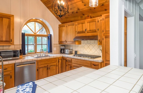 Northwest Carmel Cottage | Sleeps 10 with 3 full bathrooms -Carmel, Peace of Heaven Family Vacation Home