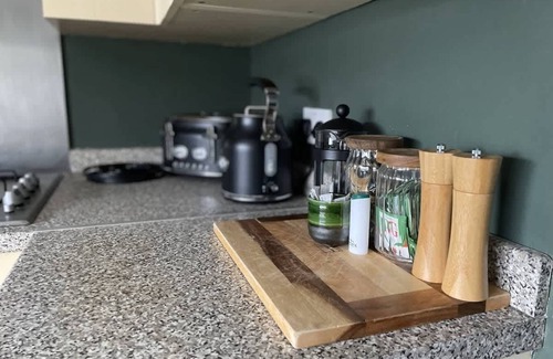 Moreton-in-Marsh Apartment | Sleeps 10 with private garden