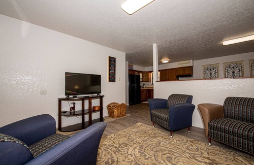 Karns House | Sleeps 12 - 2 kings; 3 queens; 2 singles.