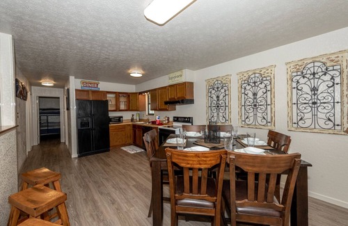 Karns House | Sleeps 12 - 2 kings; 3 queens; 2 singles.