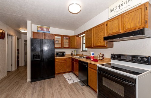 Karns House | Sleeps 12 - 2 kings; 3 queens; 2 singles.