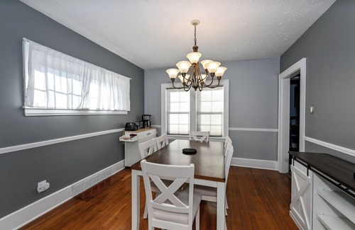 Akron House | Sleeps 12 + BBQ + AC + Outdoor Smoking Allowed
