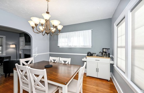 Akron House | Sleeps 12 + BBQ + AC + Outdoor Smoking Allowed