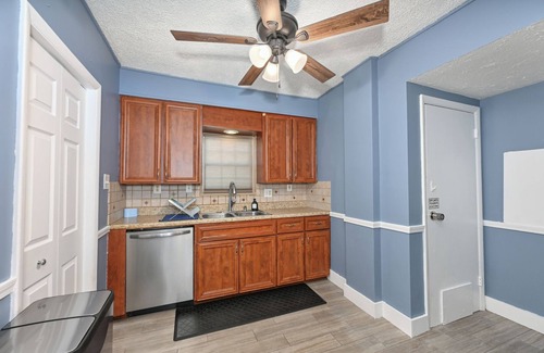 Akron House | Sleeps 12 + BBQ + AC + Outdoor Smoking Allowed