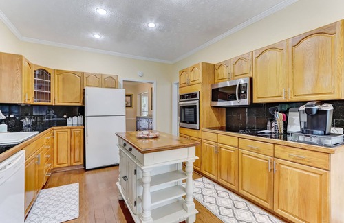 Lawrenceville House | Sleeps 12! Farmhouse retreat in the city on 13+ acres