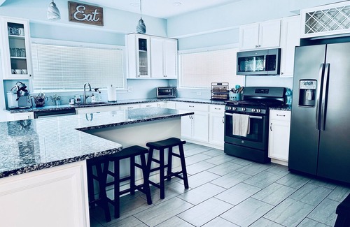 Ventnor City House | Sleeps 12 | Lively Street near Beach, Dining & Wawa | Quick Uber to Casinos