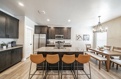 Ammon House | Sleeps 12 people.