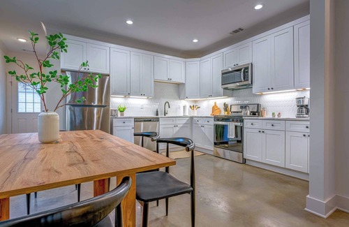 Vollintine-Evergreen House | Sleeps 12 Shuffleboard Fire Pit Near Beale St