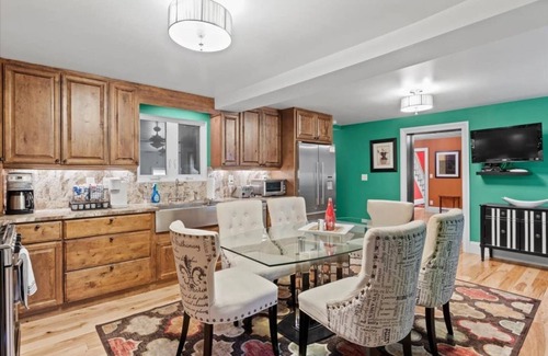 Seneca Falls House | Sleeps 13 | Seneca Wine Trail | Near Seneca & Cayuga Lake