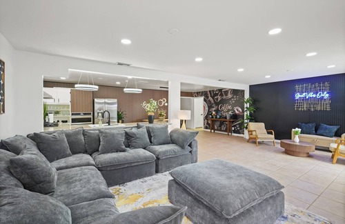 East Hemet House | Sleeps 14 - Heated Pool - Jacuzzi - Firepit - Game Room