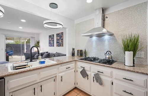 East Hemet House | Sleeps 14 - Heated Pool - Jacuzzi - Firepit - Game Room