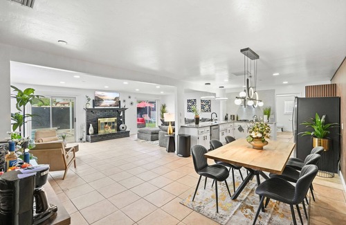 East Hemet House | Sleeps 14 - Heated Pool - Jacuzzi - Firepit - Game Room