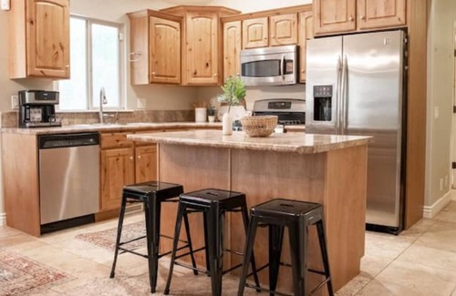 North Salt Lake House | Sleeps 16, 10 Mins to Airport