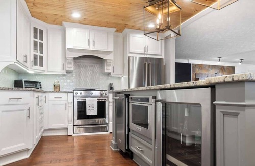 Milledgeville House | Sleeps 16, 4 Master's, Kayaks, Gaming Area + More!