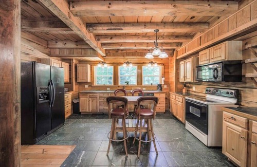 Mars Hill Apartment | Sleeps 16 Hot Tub Sauna Dogs Welcome Ping Pong