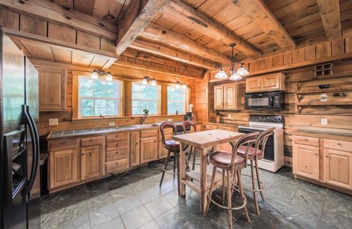 Mars Hill Apartment | Sleeps 16 Hot Tub Sauna Dogs Welcome Ping Pong