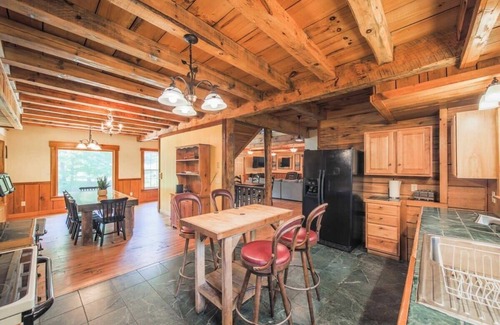Mars Hill Apartment | Sleeps 16 Hot Tub Sauna Dogs Welcome Ping Pong