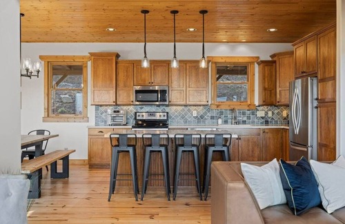 Seven Devils Cabin | Sleeps 16 - Long Range Views -Private Ski Cabin