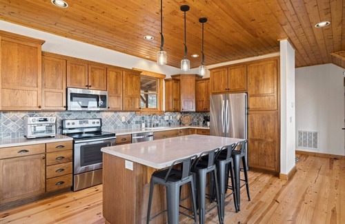 Seven Devils Cabin | Sleeps 16 - Long Range Views -Private Ski Cabin