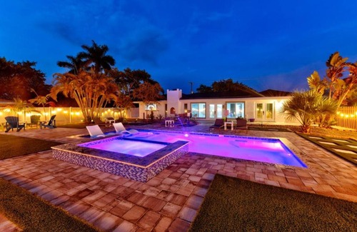Bradenton House | Sleeps 16 Tropical Pool House with Spa near Beach