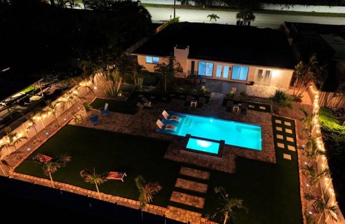 Bradenton House | Sleeps 16 Tropical Pool House with Spa near Beach