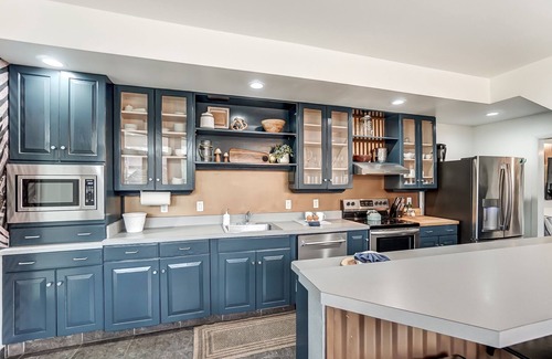 CUF House | Sleeps 17 Event House in Cincinnati with 6 Bedrooms 5 Lofts