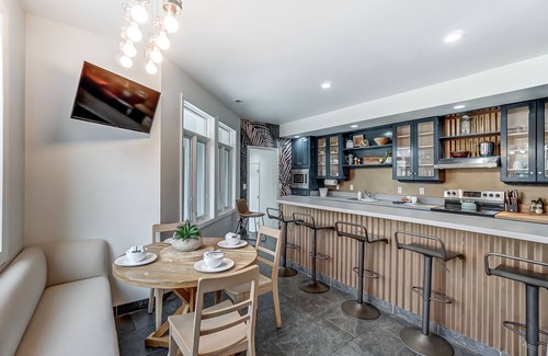 CUF House | Sleeps 17 Event House in Cincinnati with 6 Bedrooms 5 Lofts