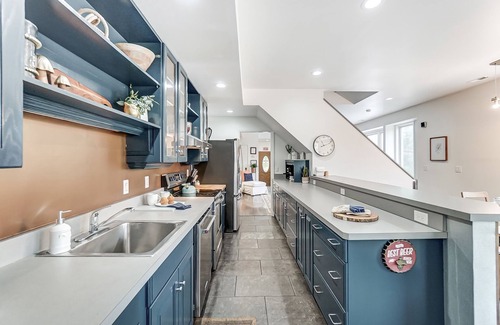 CUF House | Sleeps 17 Event House in Cincinnati with 6 Bedrooms 5 Lofts