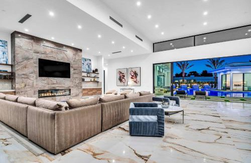 Indio Villa | Sleeps 17 Villa w Pool Hot Tub Pickleball Court Bravo Villa 8 by AvantStay