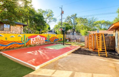 San Antonio House | Sleeps 18-Basketball Court-Pool-Playground-Games