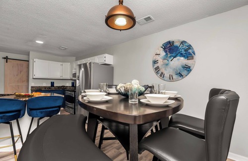 Navarre House | Sleeps 18, Heated Pool, Game Room, 10 mins to Beach