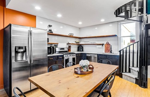Phoenix Hill House | Sleeps 18, HOT TUB, Cowboy POOL, firepits, Yard Games