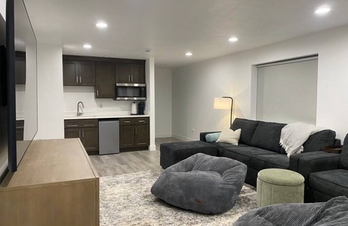 Sweetwater House | Sleeps 20+, Fire Pit, Game Room, Ideal Beach Pass, Private Hot tub