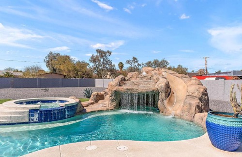Waltann House | Sleeps 20 Heated Pool Games Fire Pit Dog Friendly
