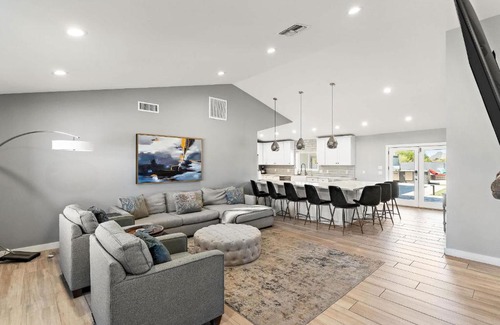 Waltann House | Sleeps 20 Heated Pool Games Fire Pit Dog Friendly