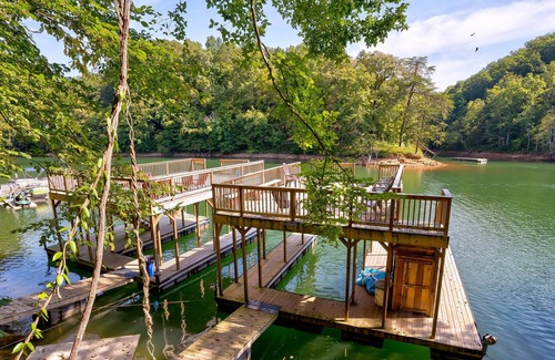 Lakeside Estates Cabin | Sleeps 20 ~Lakefront~Dock~HotTub~Firepit