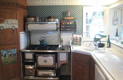 Orange House | Sleeps 20+! Ranch Retreat Minutes from Disneyland - Convention Center - Beach!