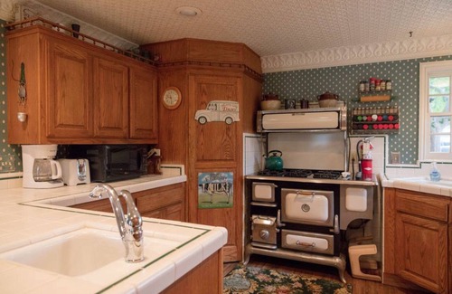 Orange House | Sleeps 20+! Ranch Retreat Minutes from Disneyland - Convention Center - Beach!
